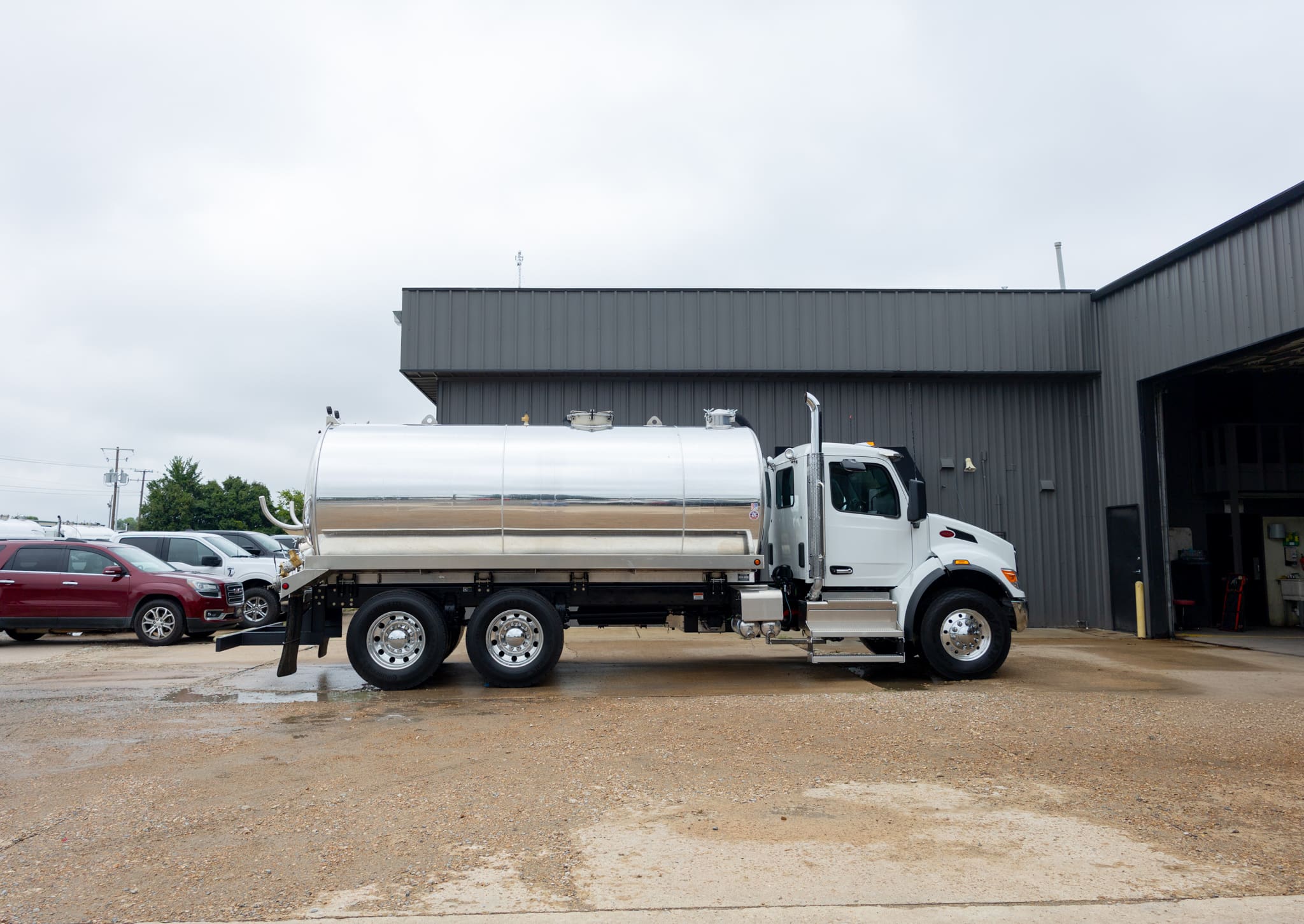 IN-STOCK 2027 Peterbilt 548 Sewer Septic Truck – 4,200 Gallon Aluminum Tank