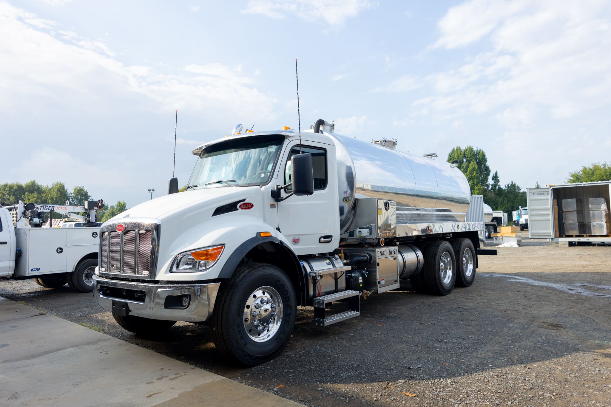 IN-STOCK 2027 Peterbilt 548 Sewer Septic Truck – 4,200 Gallon Carbon Aluminum Tank