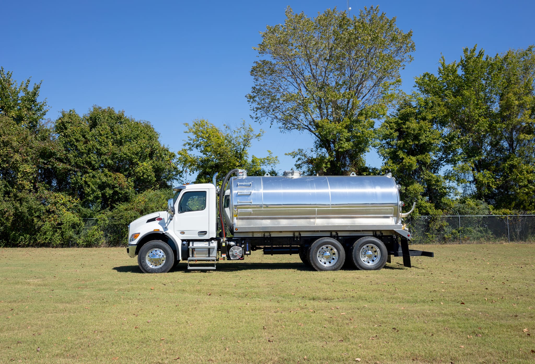 2027 Peterbilt 548 – 4,200-Gallon Aluminum Septic Truck